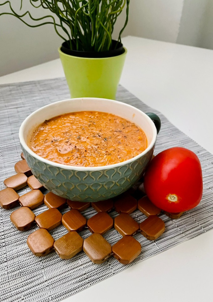 Una foto de Crema de tomate y verduras asadas 🍅🥕🧅