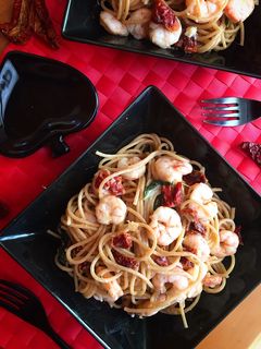Una foto de Espaguetis integrales con gambas y tomate seco