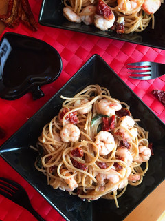 Una foto de Espaguetis integrales con gambas y tomate seco