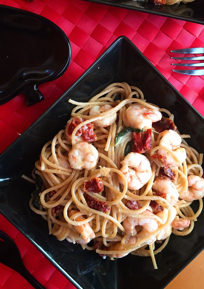 Una foto de Espaguetis integrales con gambas y tomate seco