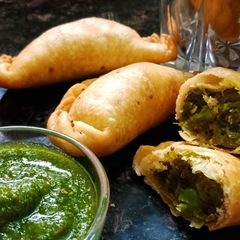 A picture of Mini savoury gujiya.