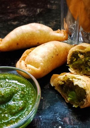 A picture of Mini savoury gujiya.