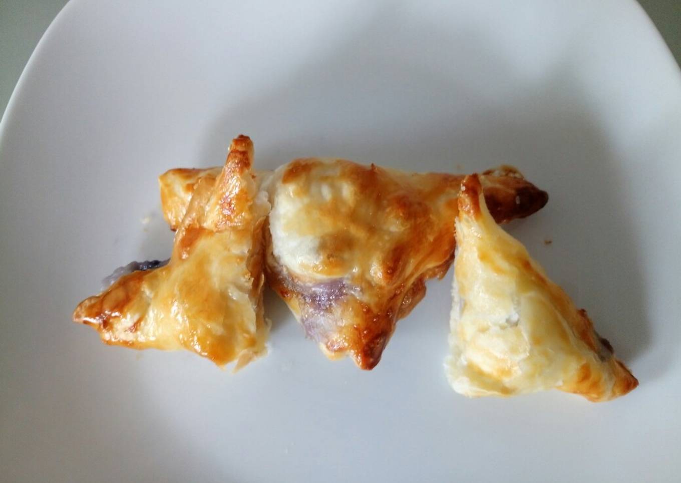 Gorgonzola and blueberry triangle puffs