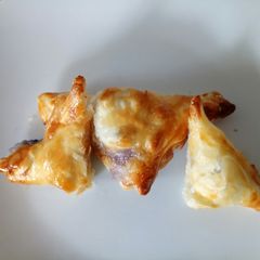 Gorgonzola and blueberry triangle puffs A picture of Gorgonzola and blueberry triangle puffs.