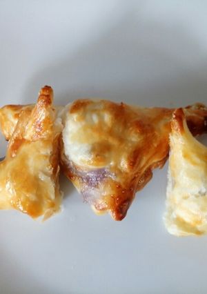 A picture of Gorgonzola and blueberry triangle puffs.