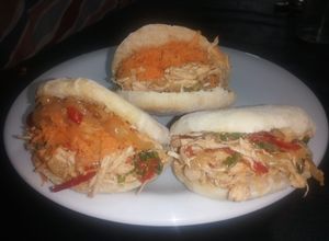 Una foto de 🥪Sanguchitos de pollo, con pan express a la plancha