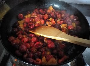 Una foto de Salsa de guindas sin azúcar para postres