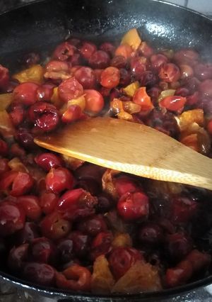 Una foto de Salsa de guindas sin azúcar para postres