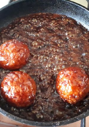 Une photo de Boulettes de viande laquées façon asiatique et légumes divers