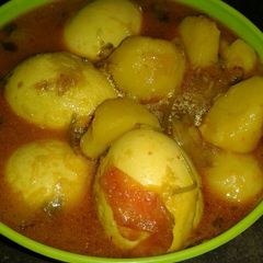 A picture of Potatoes and egg curry.