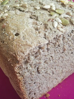 Una foto de Pan de espelta con espirulina en panificadora