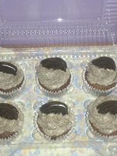 Una foto de Cupcakes de oreo con buttercream de oreo