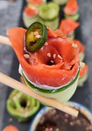 Una foto de 🥒 CUCUMBER ROLLS 🥢