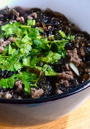 Hình của món Canh Rong Mứt Nấu Thịt Bò Bằm.