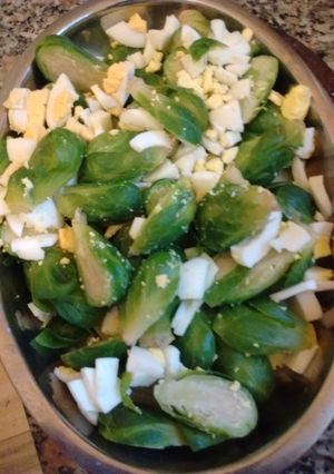 Una foto de Ensalada de repollitos de Bruselas con huevo duro