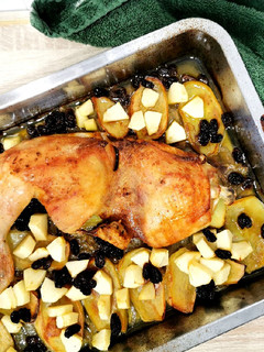 Una foto de Pollo asado con manzanas y pasas