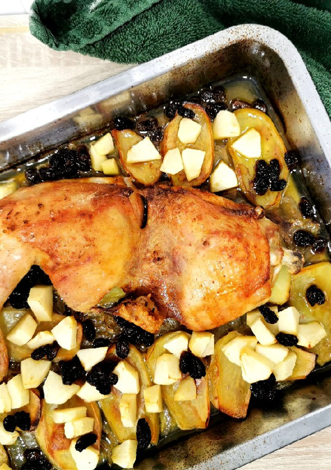 Una foto de Pollo asado con manzanas y pasas