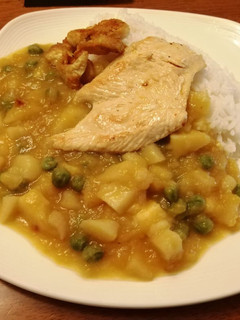 Una foto de Locro peruano con bisteck de pollo y arroz