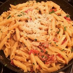 A picture of Creamy pasta with chicken and bacon.