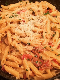 A picture of Creamy pasta with chicken and bacon.