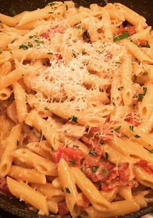 A picture of Creamy pasta with chicken and bacon.