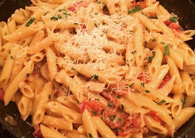 Creamy pasta with chicken and bacon