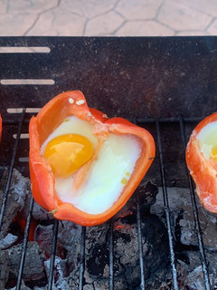Una foto de Pimiento relleno de huevo a la brasa
