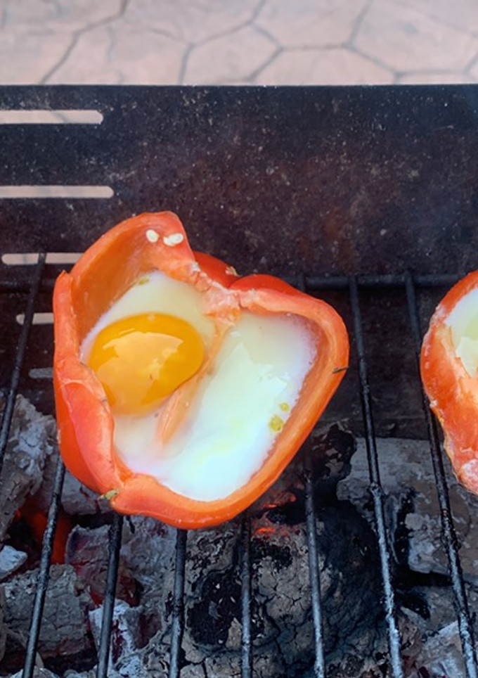 Una foto de Pimiento relleno de huevo a la brasa