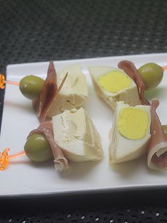Una foto de Huevo cuadrado con jamón y queso