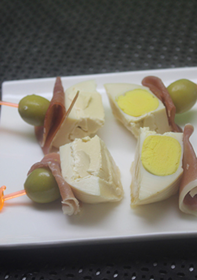 Una foto de Huevo cuadrado con jamón y queso
