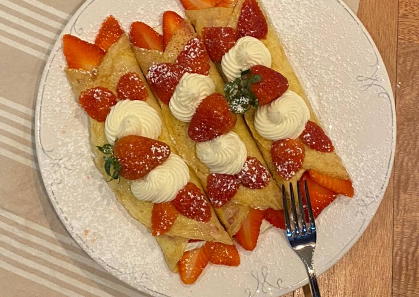 Crepas dulces de crema de queso y fresas