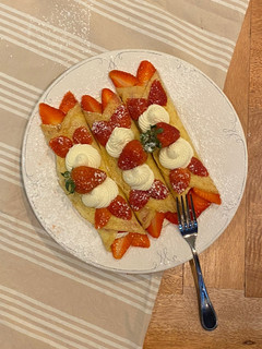Una foto de Crepas dulces de crema de queso y fresas
