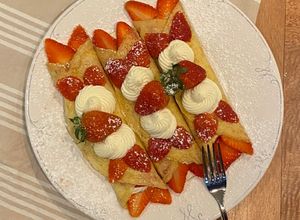 Una foto de Crepas dulces de crema de queso y fresas