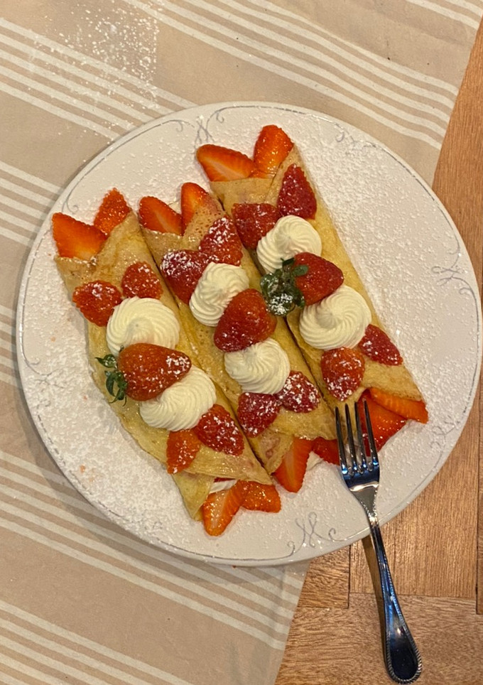 Una foto de Crepas dulces de crema de queso y fresas