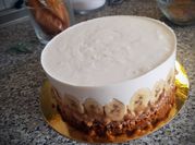 Una foto de plátanos y queso crema