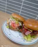Hamburguesa de carne y queso brie y hamburguesa de bacon, jamón serrano y Frankfurt