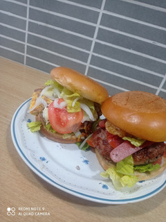 Una foto de Hamburguesa de carne y queso brie y hamburguesa de bacon, jamón serrano y Frankfurt