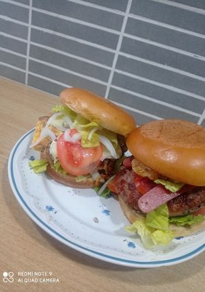 Una foto de Hamburguesa de carne y queso brie y hamburguesa de bacon, jamón serrano y Frankfurt