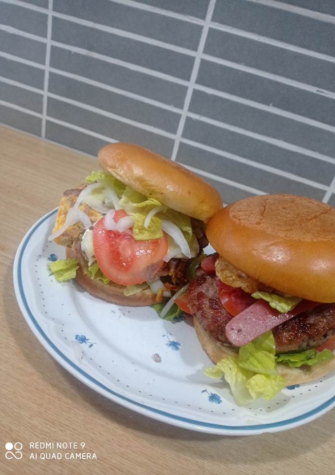 Una foto de Hamburguesa de carne y queso brie y hamburguesa de bacon, jamón serrano y Frankfurt