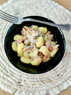 Una foto de Ñoquis de patata con bacon al curry