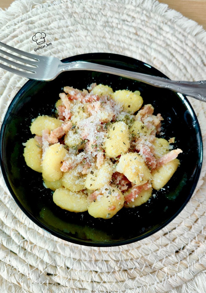 Una foto de Ñoquis de patata con bacon al curry