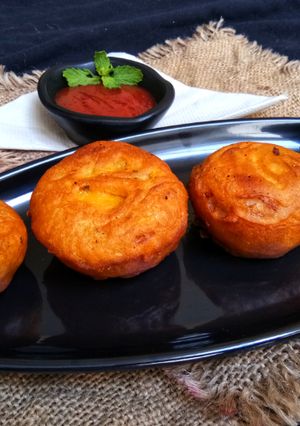A picture of Potato Pakoda In Onion Bowl.