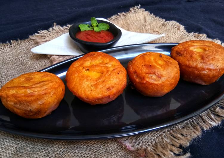 Potato Pakoda In Onion Bowl