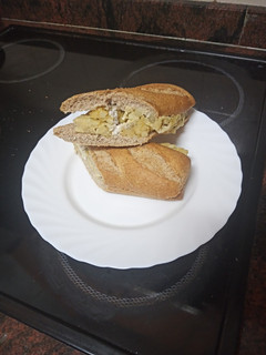 Una foto de Bocadillo de tortilla de papas al microondas con mayonesa
