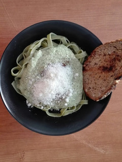 Una foto de Tallarines con salsa de brócoli