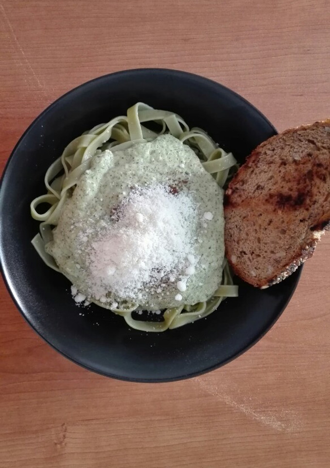 Una foto de Tallarines con salsa de brócoli