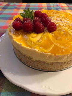 Una foto de Cheesecake de mango y chocolate blanco