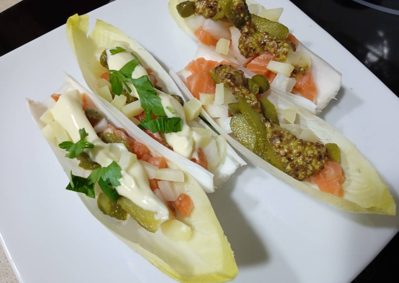 Montadito de endivia y salmón