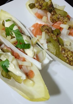 Una foto de Montadito de endivia y salmón