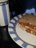 Derretido de queso y mortadela